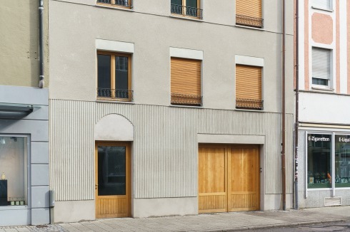 „Wir haben die Fassade übers Relief gelöst“, bilanziert der Architekt. Eben­so wichtig aber ist die Materialität: Glimmerputz, Eichenfenster, Holzrollos.<br />