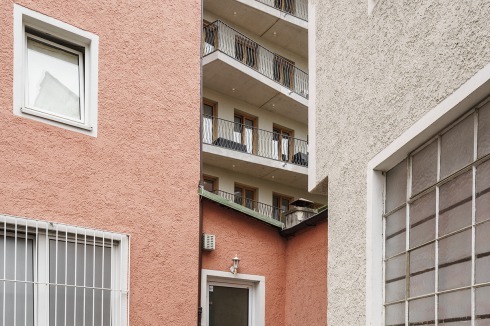 Die expressiven, schräg geschnittenen Balkone sol­len den Bewohnern den Blick in den Himmel bie­-ten, falls gegenüber mal ein hoher Neubau die Sicht versperrt.<br />