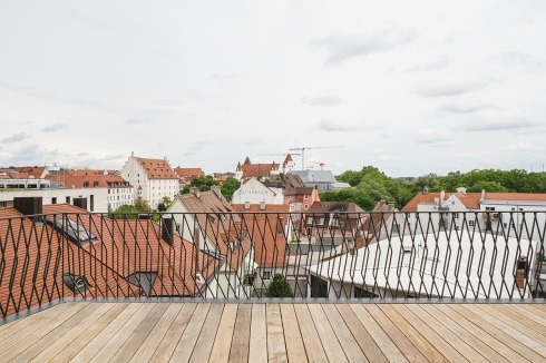 Treppen- und Balkongeländer wurden von den Architekten entworfen und von einem versierten Schlosser ausgeführt.<br />