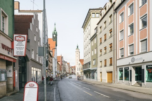 Wo ist der Neubau? Der Wiederaufbau der Ende des Zweiten Weltkriegs zerstörten Südseite der Donau­straße ist mit dem Ersatz des Behelfsbaus mit der Hausnummer 2 komplett. <br />