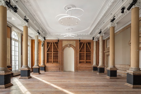 m Zuilenzaal, dem Säulensaal, wurde der rohe Charakter eines scheinbar unsanierten Raumes in Teilen erhalten ...<br />