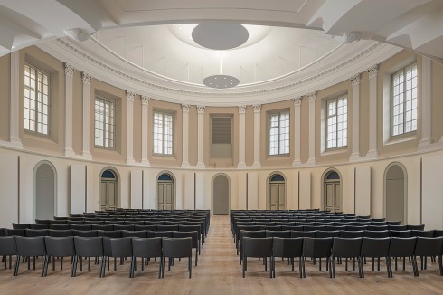 Im großen Konzertsaal sorgen nun aufklappbare Wandpaneele zwischen den Türen für eine anpassbare Akustik.<br />