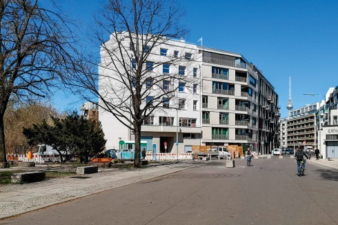 Der Alfred-Döblin-Platz liegt an der Grenze von Mitte und Kreuzberg; seine Westseite ist Mauerbrache.<br />