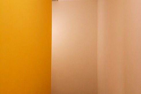 Im Treppenhaus schafft eine Installation aus LED-Röhrenleuchten eine Folge unterschiedlicher Lichträume.<br />