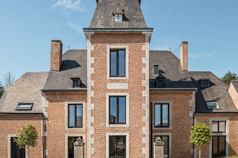 Altes Luxus-Jagdhotel: Das Château de Vignée liegt malerisch eingebettet ...<br />