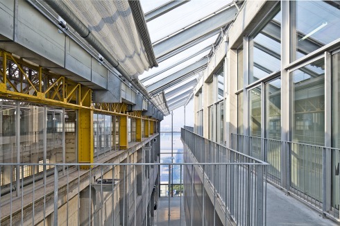 ... ertüchtigten Lacaton &amp; Vassal sie nur und stellen einen Zwilling direkt daneben (<a href="https://bauwelt.de/das-heft/19.2014-Beim-Ein-und-Anfuegen-2122193.html" target="_blank" >Bauwelt 19.2014</a>)<br />