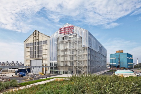 Statt die alte Werfthalle für das Kulturzentrum FRAC in Dünkirchen aufwendig umzubauen, ...<br />
