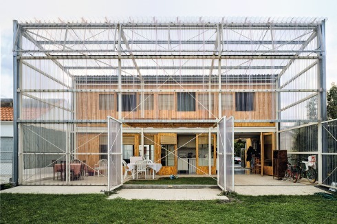 Das Prinzip Extra-Raum: Auf der Gartenseite ist die Stahlkonstruktion mit Polycarbonatplatten verkleidet.<br />