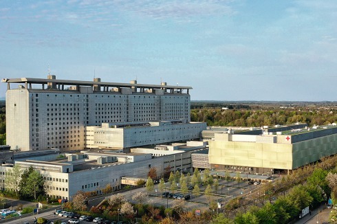 <span class="Bold">Das</span> gut 200 Meter lange Bettenhaus eröffenete in den 1970er Jahren. Der Block Operatives Zent­rum (OPZ) rechts im Bild wurde 2014 in Betrieb genommen. Er wird in die Gebäudestruktur der neuen Krankenhaus-Stadt eingebunden.<span class="OffWhite"></span><br />