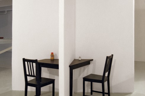 Allan Wexler, Table for the Typical House, 2010. Der Künstler und Architekt hat eine überarbeitete Fassung seiner Installation mit Tisch, vier Stühlen, Ketchup, Senf, Salz und Pfeffer fürs Arsenale angekündigt.<br />