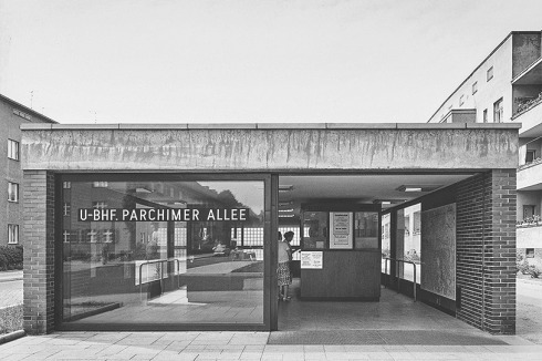 <span class="Bold">Es gibt In West-Berlin auch einige kleinere Bauten, die Düttmann realisierte, wie den U-Bahnhof Parchimer Allee, um 1964.</span><span class="Bold"></span><br />