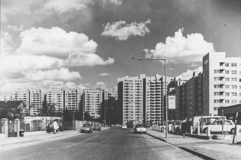 <span class="Bold">Wohnbauten am Dannenwalder Weg im Märkischen Viertel.</span><br />