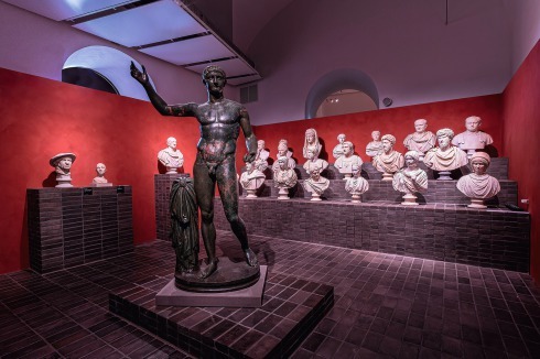 <span class="Bold">Die einzige Bronze­statue in der Sammlung zeigt den Kaiser Germanicus. Sie ist 2,10 Meter groß und wird im ersten Aus­stellungsraum vor Büsten römischer Kaiser und ihren Ehefrauen gezeigt.</span><span class="Bold"></span><br />