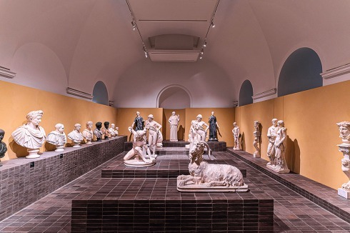 <span class="Bold">Im Vordergrund eine der beiden Tierskulpturen der Sammlung: „Statue of Resting Goat“ aus dem 17. Jahrhundert.</span><br />