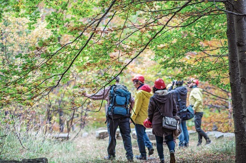 Das Team auf seinem Weg die Grenze entlang: Wanderung in Gondo<br />