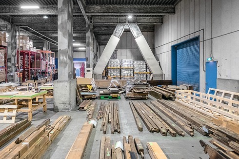 ... in Einzelteile zerlegt, in einer Lagerhalle.<br />