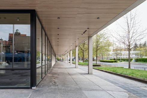 Blick entlang der sanierten Kolonnade. Außen konn­ten an der Decke die Leistengegen neue Holzleisten getauscht werden, innen musste auf Kalziumsilikatleisten zurückgegriffen werden.<br />