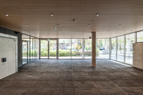 Im Foyer heute: Die Leisten wurden aus­getauscht, LED-Punktleuchten angebracht und die Technik unter der Decke versteckt.<br />