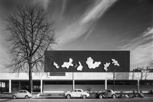Das Audimax der TU Braunschweig mit einer Wandinstallation von Hans Arp.<br />