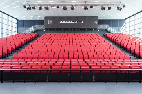Im Hörsaal wurde die Bestuhlung und, für eine bessere Raumakustik, die Unterdeckenkonstruktion erneuert.<br />