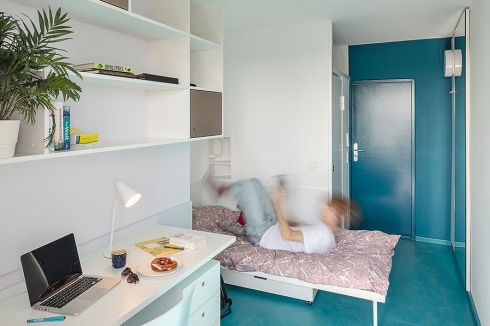In den Privatzimmern kommen auf 10 m² ein kleiner Eingangsbereich mit Garderobe, ein Bett ...<br />