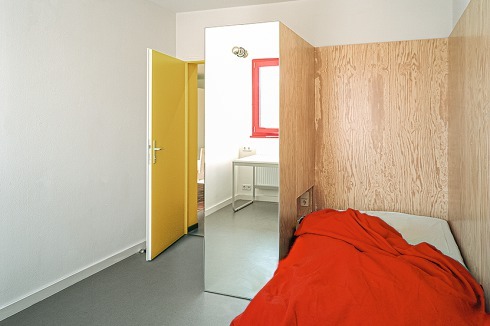 ... gliedern die Privaträume in Schlaf­nische und Arbeitsbereich.<br />