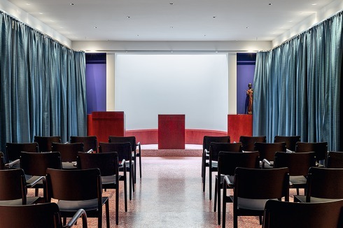 Die zur Akzentuierung verwendete rote Farbe ent­lehnen die Architekten einem Nachbargebäude.<br />