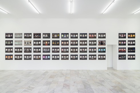 „Storefront Images“ von Jan Bitter in der Architektur Galerie Berlin. Anlässlich des Jubiläums wurde ein Exemplar der Serie in die Sammlung des Deutschen Architekturmuseums in Frankfurt aufgenommen.<br />
