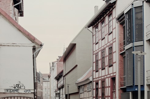 Das Kunsthaus, rechts daneben, niedrig und bescheiden, das Günter-Grass-Archiv, das Steidl-Gästehaus und der abgeschottete Bau der Druckerei.<br />