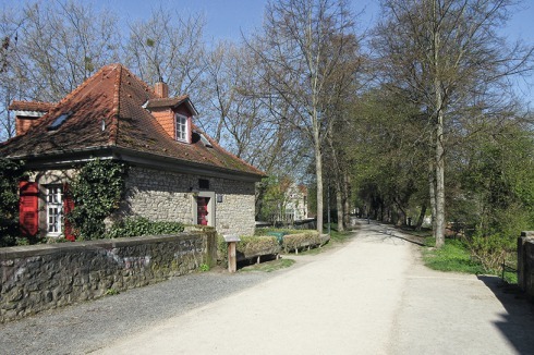 Südlich der Düsteren Stra­ße liegt der Stadtwall mit dem Haus Otto von Bismarcks aus der Studienzeit.<br />