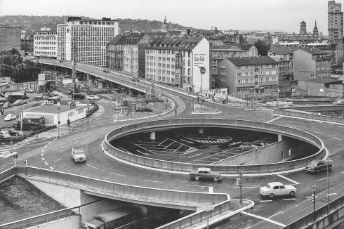 <span class="OffWhite"></span>Seine feierliche Eröffnung als „erstes Verkehrsbauwerk in zwei Ebenen“ erfolgte im August 1961.<br />