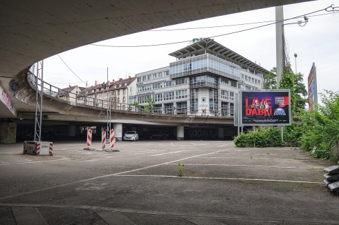 Im Augenblick scheint es, als warte der Österreichische Platz auf die Fortsetzung seiner Geschichte. Nur die leeren Parkplätze erinnern an die Möglichkeit einer Transformation.<br />