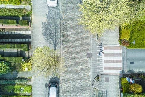 Parkplätze mit Kopfsteinpflaster und Fugen lassen das Regenwasser besser versickern.<br />