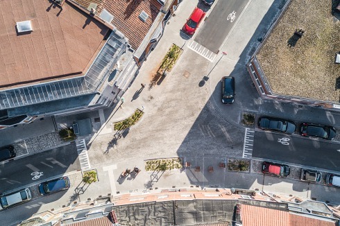 Kürzere Fußgängerquerungen an Kreuzungen, das Anlegen von Fahrradwegen und die Reduktion von Straßenprofilen sind hilfreiche Maßnahmen bei der Gestaltung der Straße.<br />