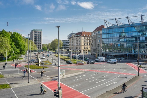 ... und 2021 mit auffälliger Radwegemarkierung. Bis 2022 sollen die Radwege an allen Kreuzungen Hannovers zur Erhöhung der Sichtbarkeit eine rote Markierung erhalten. Bei den breiten Querungsstreifen ist eine Radnutzung in beide Richtungen möglich. Am Bildrand: ein alter Radweg mit Pflasterung<span class="OffWhite">. </span><br />
