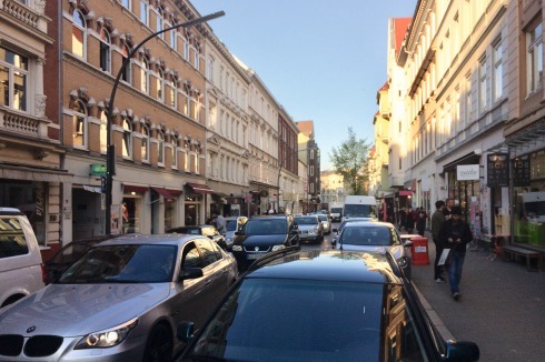 Täglich fahren zahlreiche PKWs durch das Stadtteilzentrum Ottensen. Das führt häufig zu Konflikten mit anderen Verkehrsteilnehmern.<br />