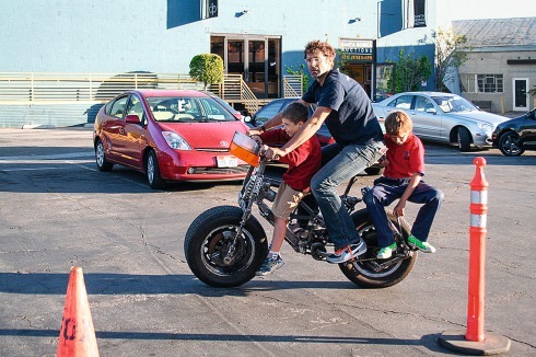 Die beiden Fahrräder der Arbeit „Cars into Bicycles“ gibt es heute noch, die Karkasse des Saab 900 Turbo ging unterwegs verloren.<br />