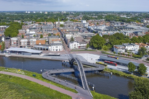 Getrennte Wege in der niederländischen Stadt Purmerend: Um den Steigungsanforderungen für Fahrrad- und Rollstuhlverkehr gerecht zu werden, schlängert sich deren Spur über das Wasser, während die Fußgänger ein paar Höhenmeter auf der Melkwegbrug von NEXT architects überwinden müssen.<br />