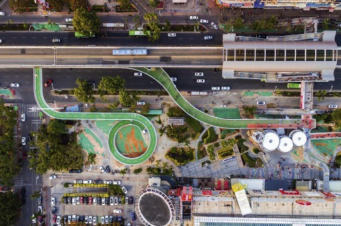 Gestapelte Verkehrsströme in der Stadt Xiamen, China. In Grün: eine acht Kilometer lange Radbrücke von Dissing+Weitling.<br />