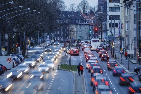 Feierabendverkehr auf der Alfredstraße in Essen Ruettenscheid im Ruhrgebiet.<br />