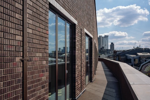 Die Rücksprünge der Längsfassaden erlauben Austritte mit weitem Blick über den Londoner Nordosten. Aber auch die Ziegelarchitektur mit ihren detailreichen Verbänden und Sondersteinen ist hier erlebbar.<br />