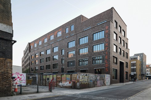 Der Haupteingang liegt an der Cremer Street, gegenüber dem Bahnhof Hoxton. Die Ostfassade folgt dem Schwung der Hochbahn<br />