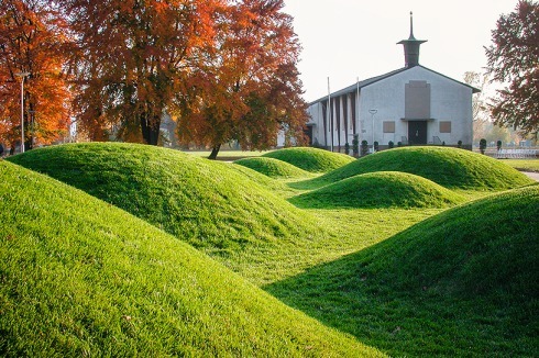 Rasenwellen vor der ame­rikanischen Kirche.<br /><br />