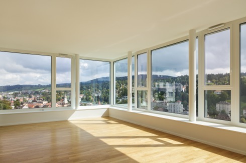 Wohnraum im obersten, Geschoss, das früher als Showroom für die Uhren diente. Alle Fenster mussten komplett ausgetauscht werden. <br />