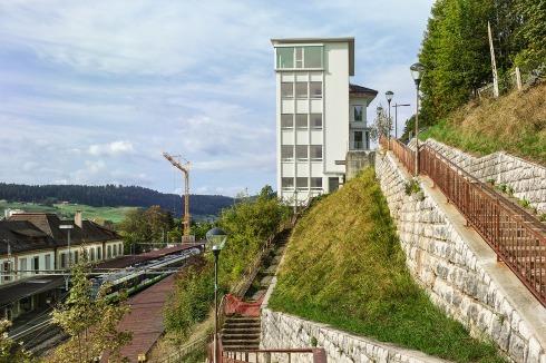 Auf der Ostseite des Gebäudes führt ein alter Fußweg bis zum Eingang.<br />