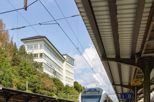 In exponierter Lage oberhalb des Bahnhofs von Le Locle und des Stadtzentrums befanden sich die Produktionsstätten der Uhrenfabrik Zodiac.<br />