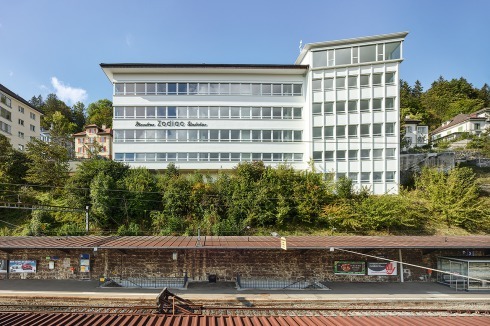 Nach langem Leerstand wur­den nun hinter die Fenster­bänder 20 Wohnungen eingefügt.<br />