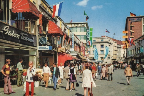 Als Einkaufen noch ein Erlebnis war: Die südliche Holstenstraße um 1970, Blick nach Norden. Wirkt die Holstenstraße auf der 50 Jahre alten Postkarte noch charmant und lebendig, ...<br />