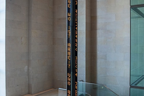 Jenny Holzers Stahlstele mit LED-Anzeige im Reichstag in Berlin<br />