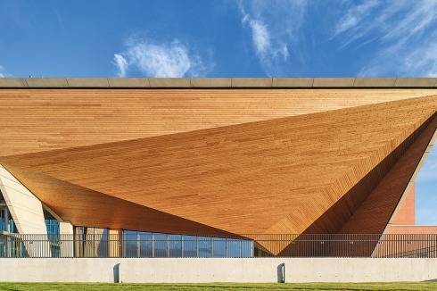 Semra und Özcan Uygur planen vor allem Bildungs- und Kulturbauten. Sie haben – neben dem neuen Konzertsaalgebäude des Symphonieorchesters – auch den kompletten Campus des TED Ankara Kol­legs mit dem neuen Zentrum für Darstellende Künste entworfen.<br />